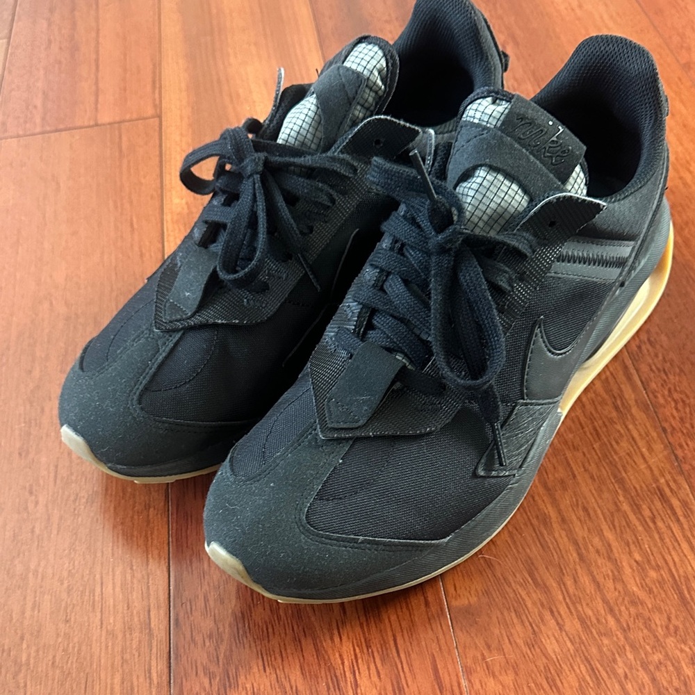 Nike Men's Black and Gray Sneakers